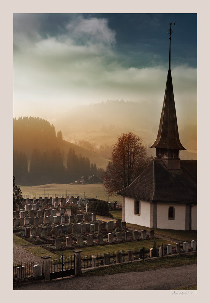 Morgen. Kirche. Friedhof. Emmental.