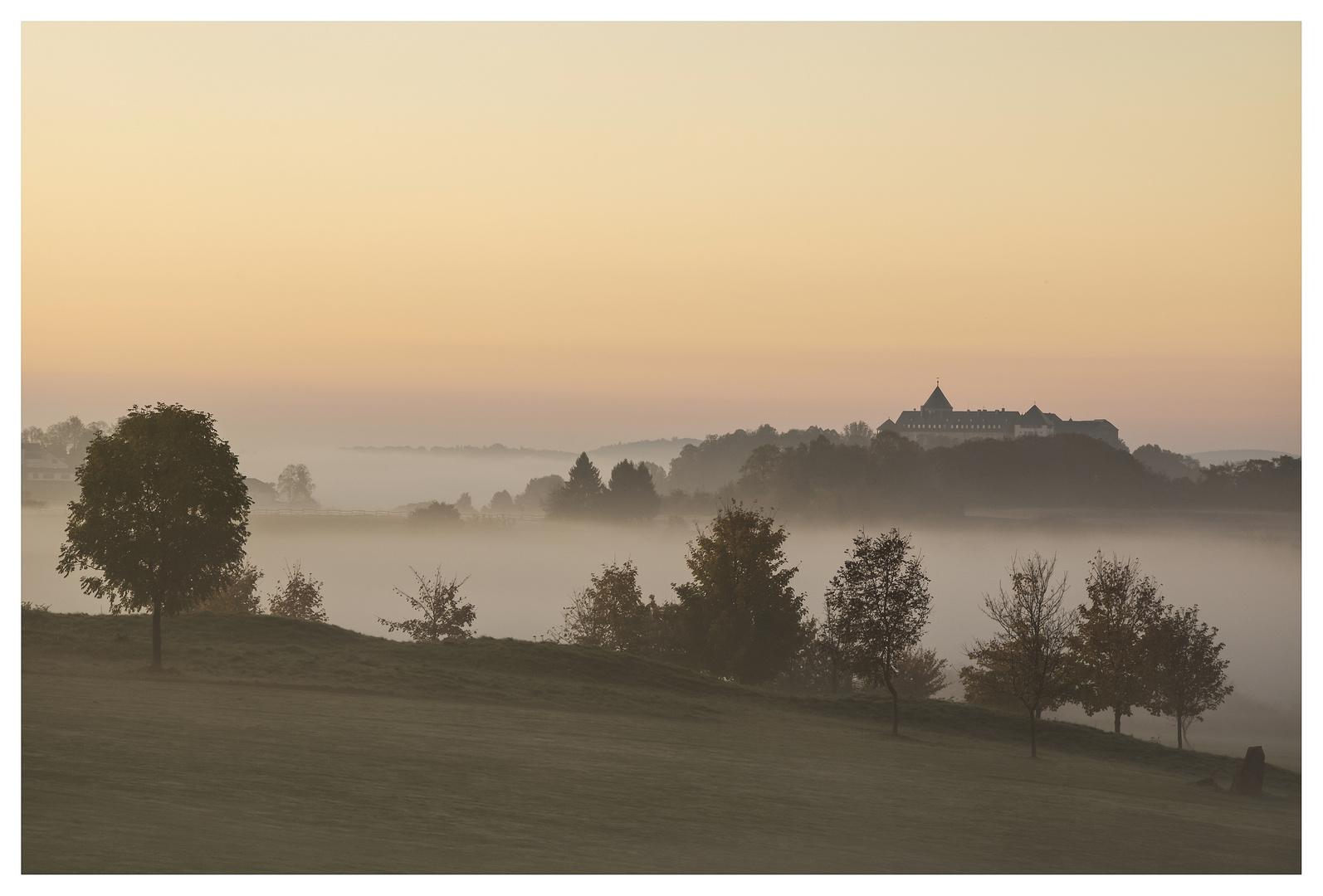 Morgen mit stillen Farben und Nebel