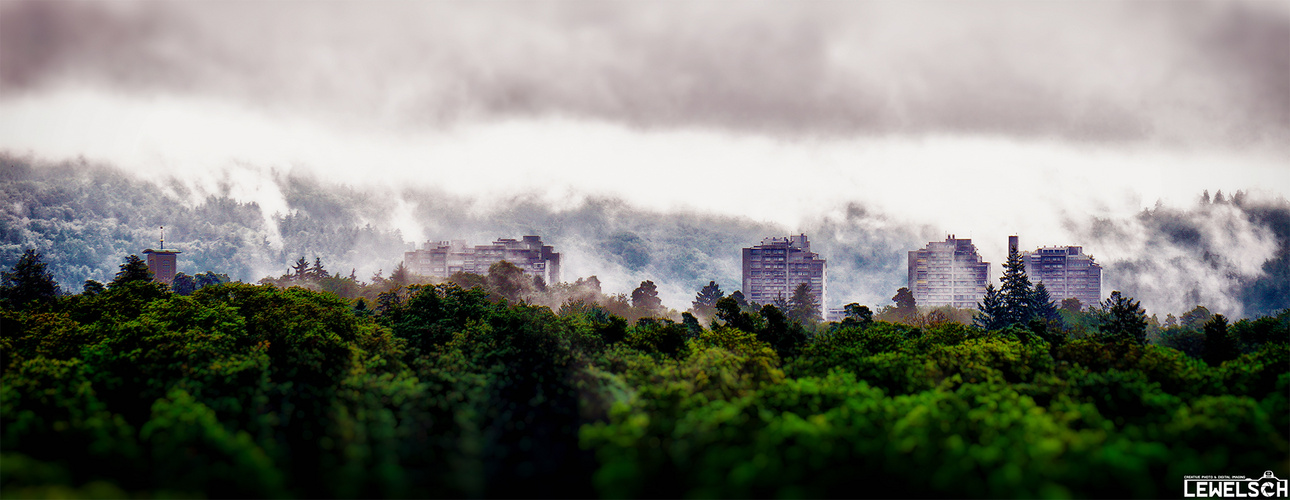 Morgen Wolken und Nebel