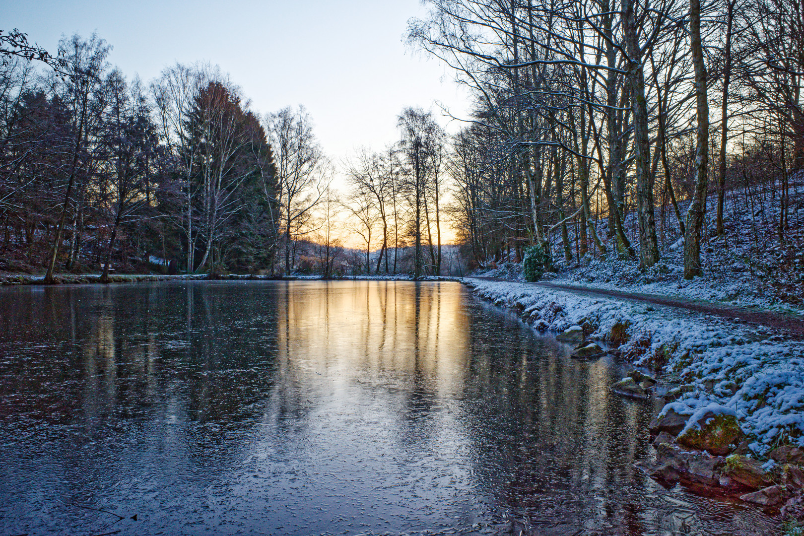 Morgendämmerung am kleinen Lasbachteich