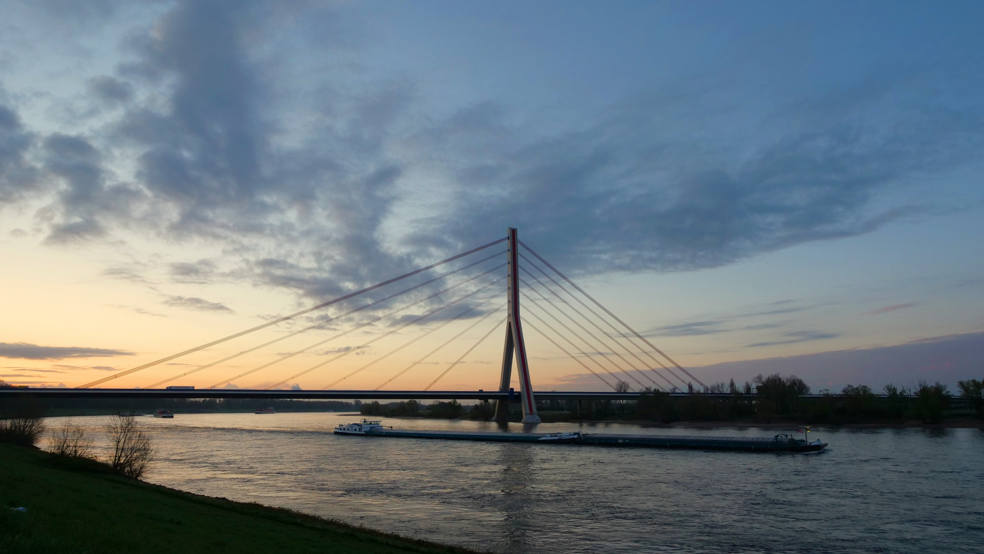 Morgendämmerung am Rhein