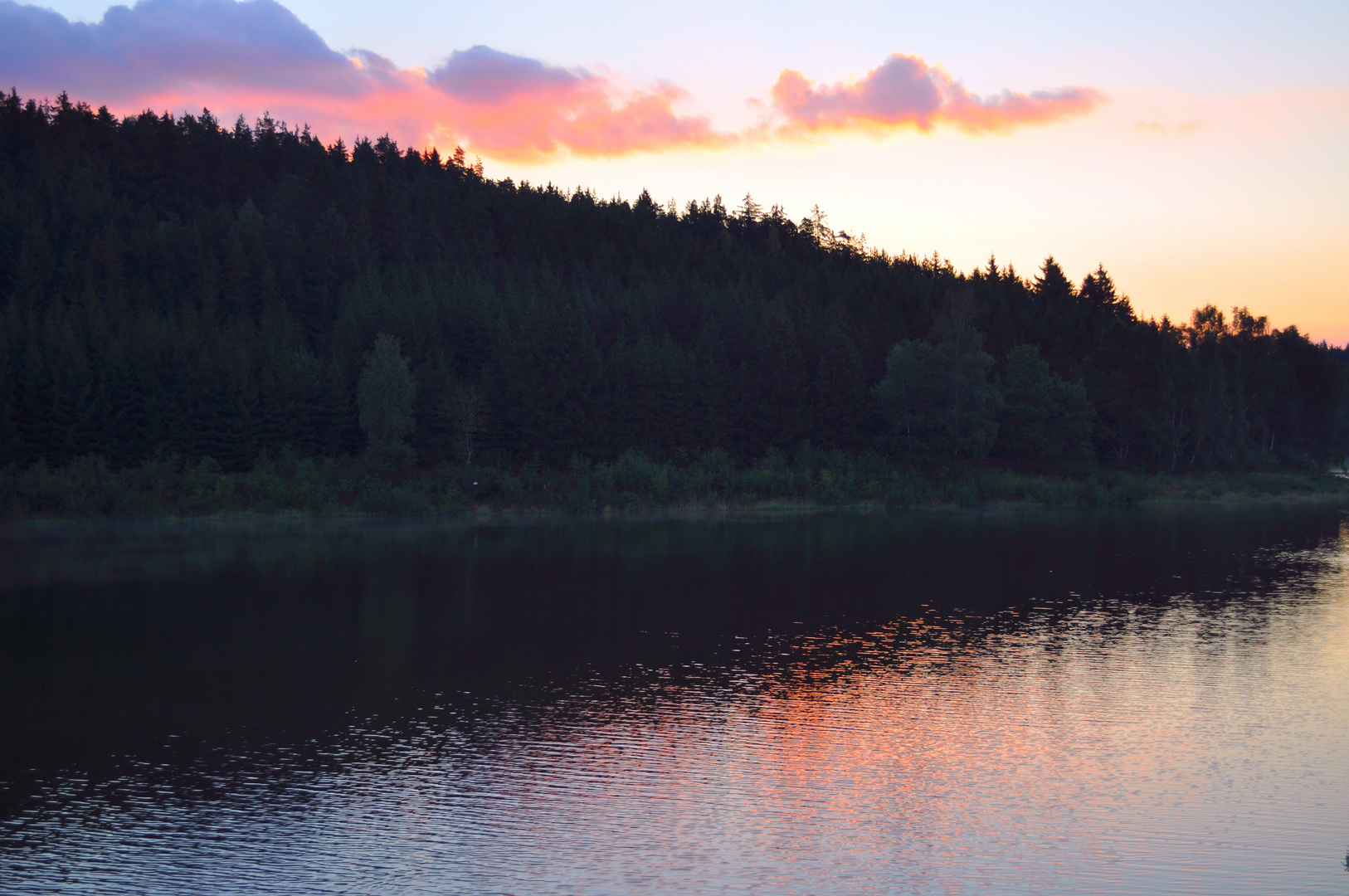 Morgendämmerung am See