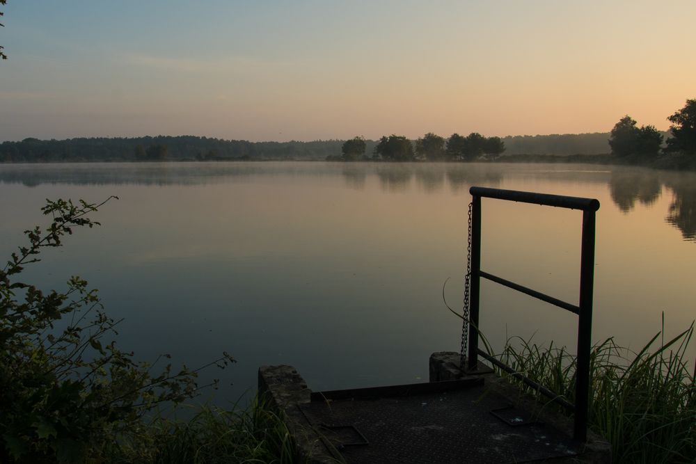 Morgendämmerung am See