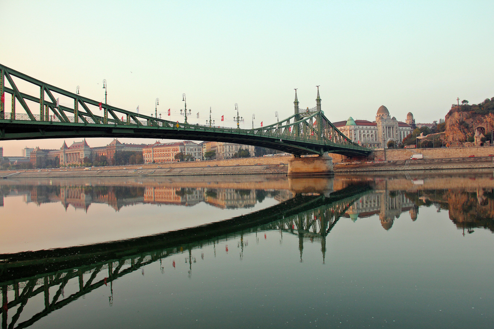 Morgendämmerung an der Freiheitsbrücke