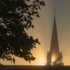 Morgendämmerung hinter einer Kirche in der Bretagne