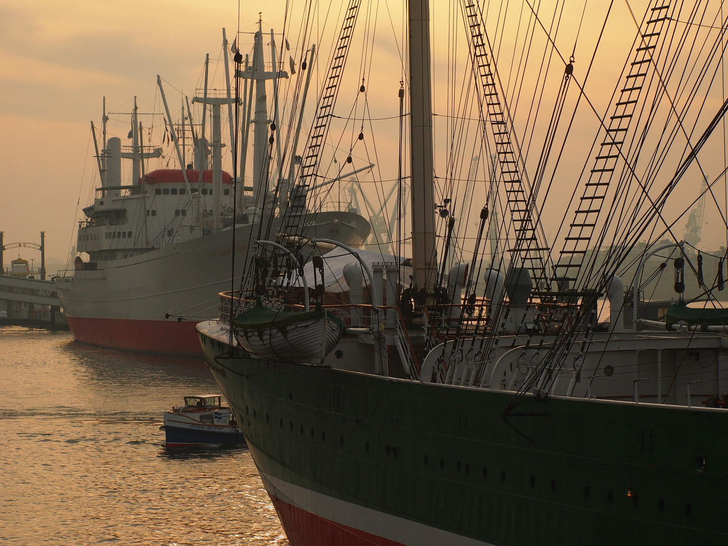 Morgendämmerung im Hamburger Hafen