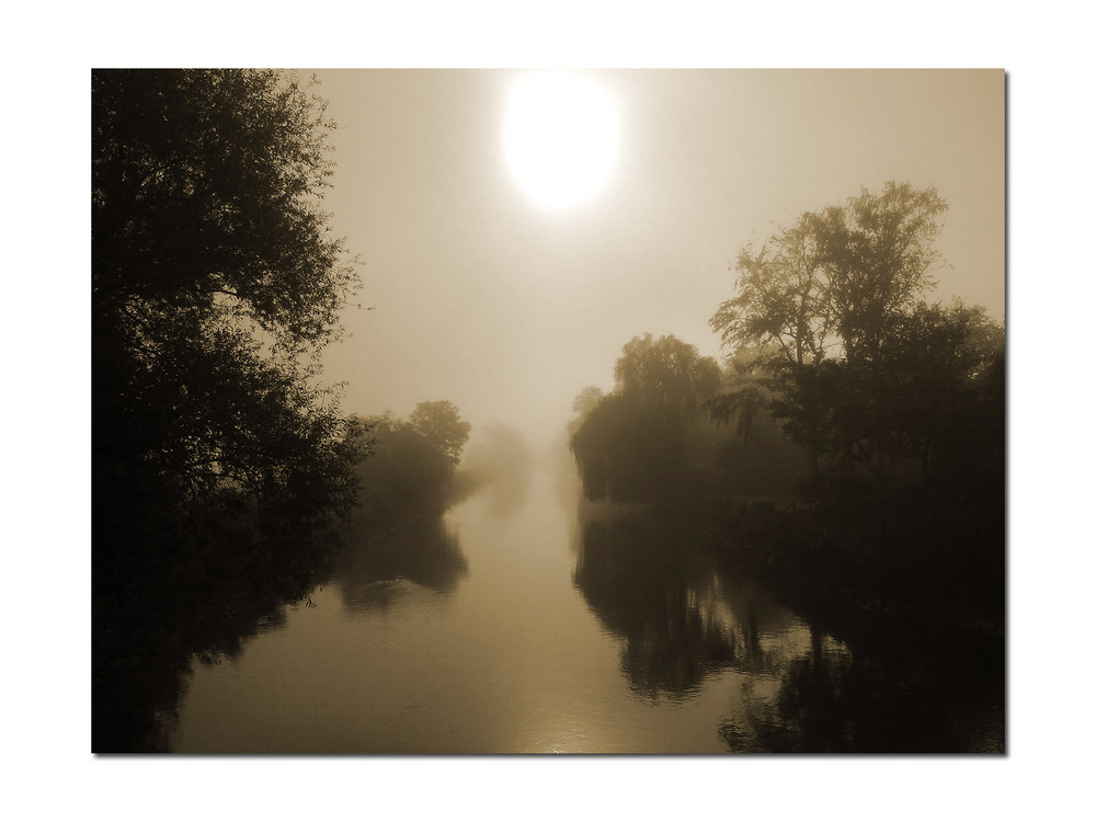 Morgendämmerung im Nebel