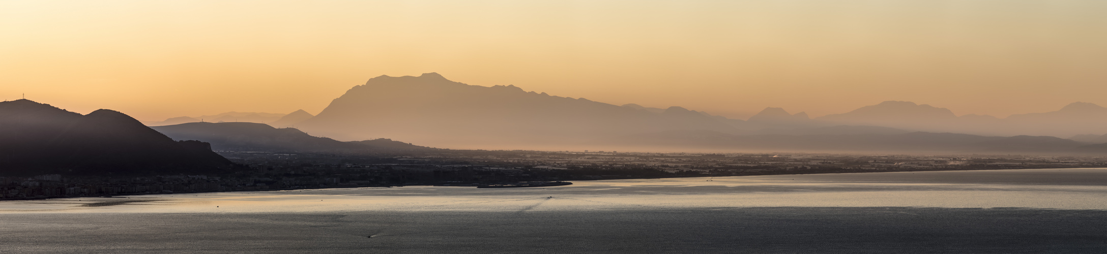 Morgendämmerung in der Bucht von Salerno