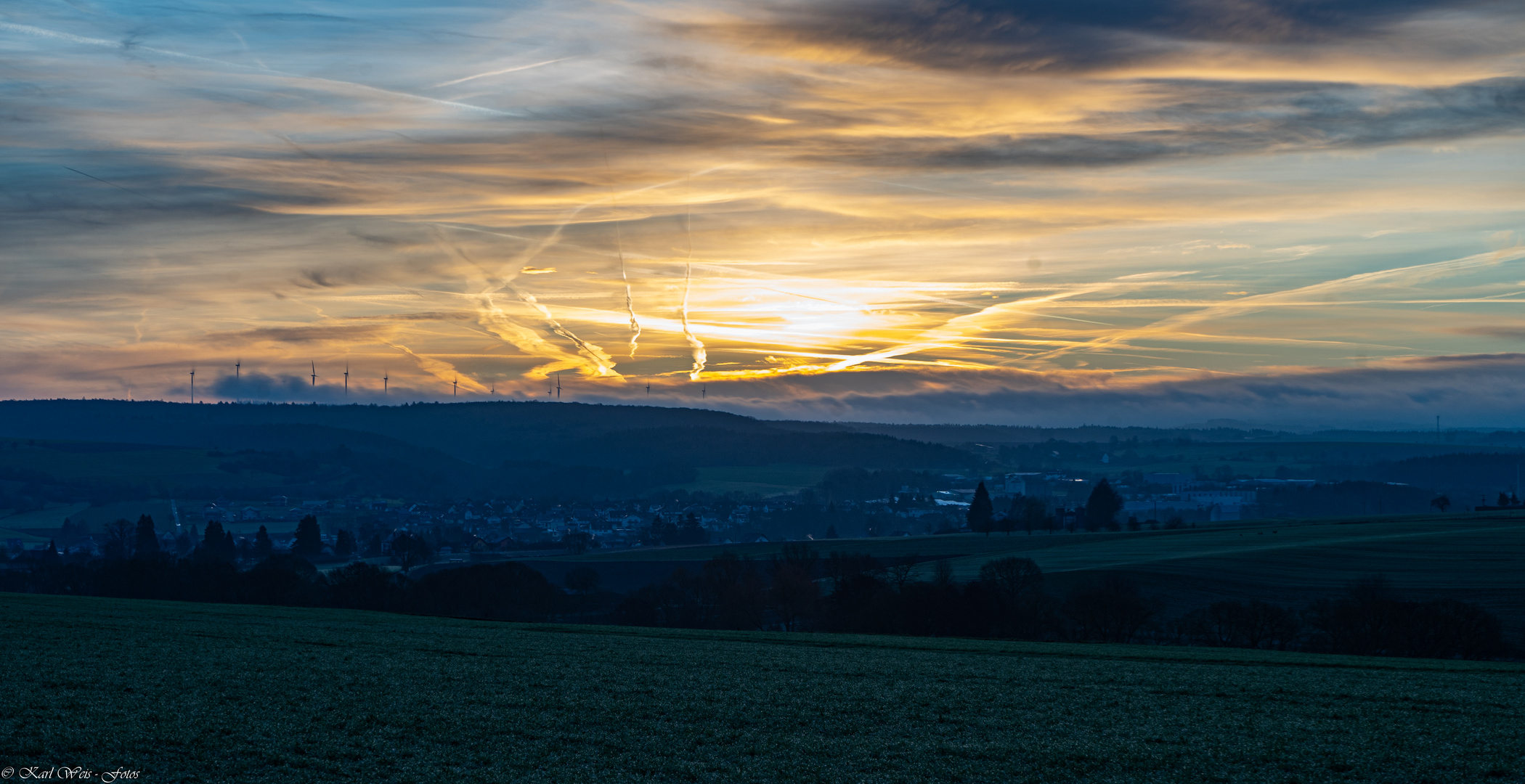 Morgendämmerung kurz vor Sonnenaufgang über der Heimat 