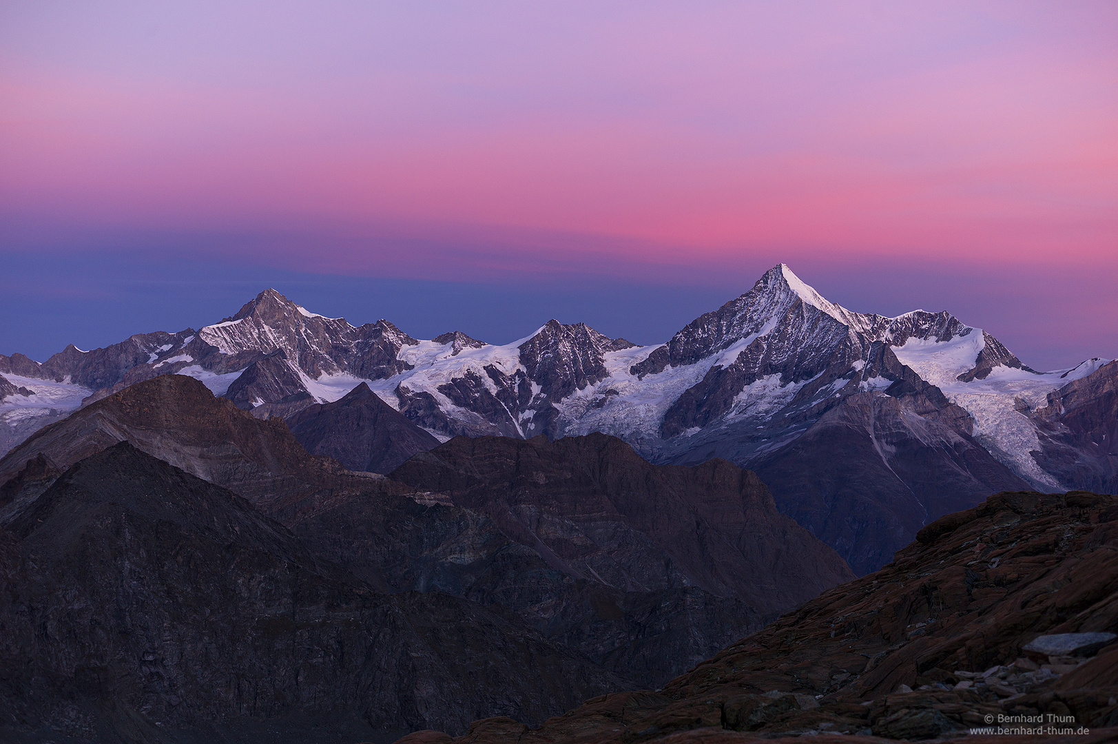 Morgendämmerung mit Zinalrothorn, Schalihorn, Weisshorn und Bishorn