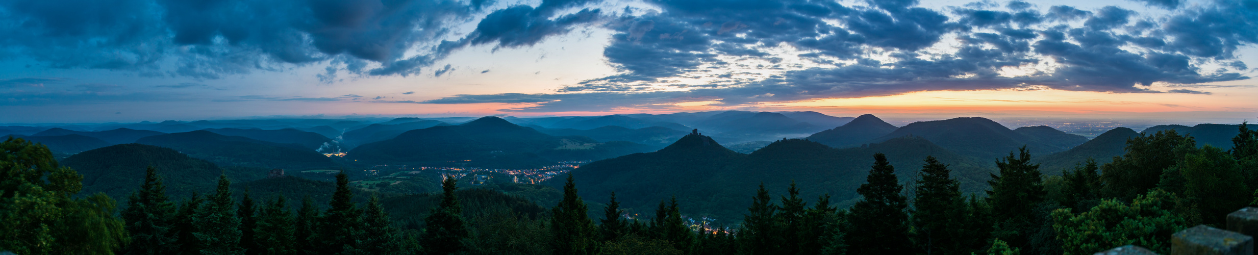 Morgendämmerung über dem Pfälzer Wald