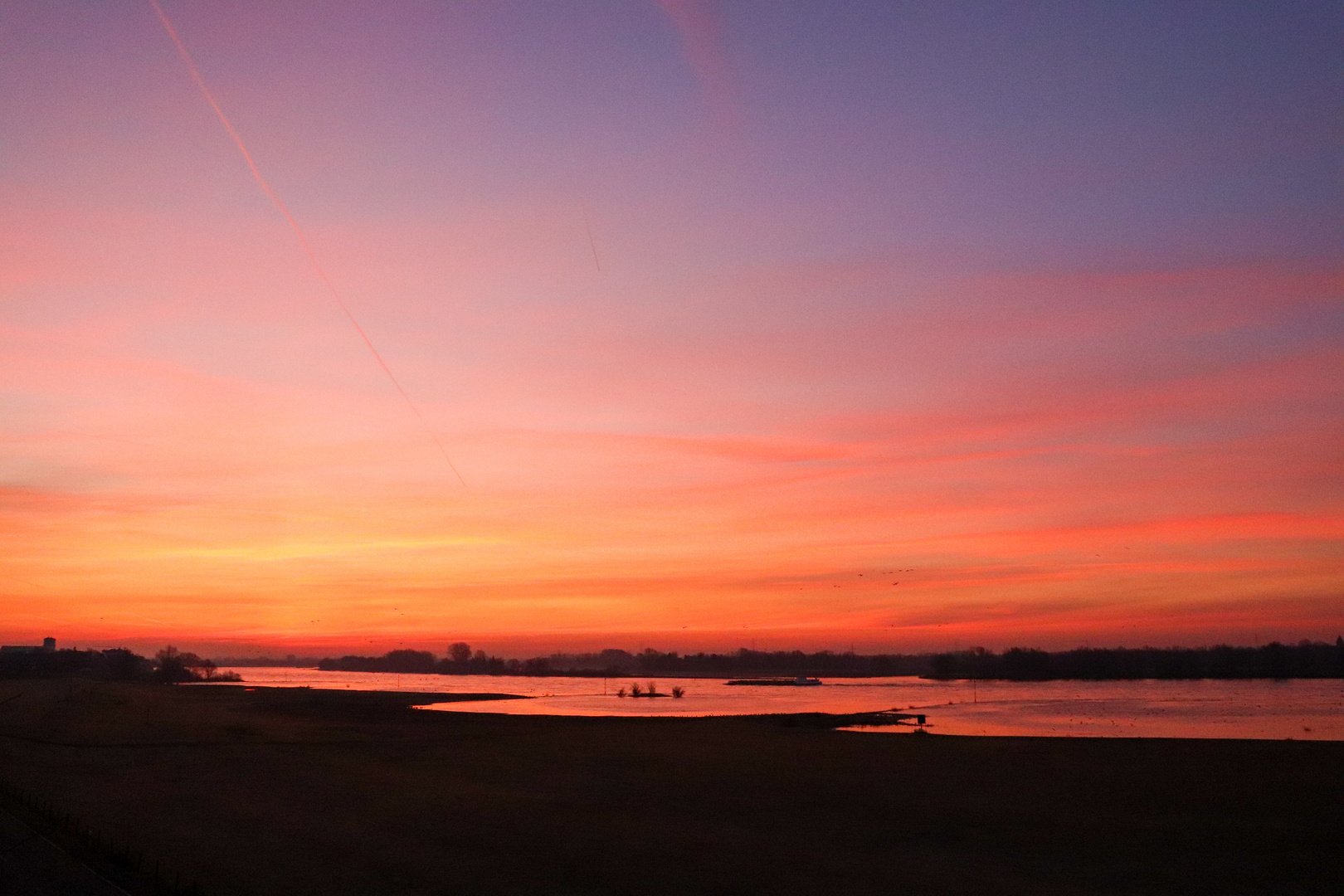 Morgendämmerung über dem Rhein bei Rees