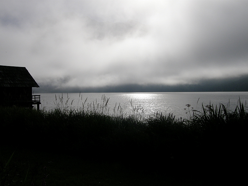 Morgendämmerung über dem See