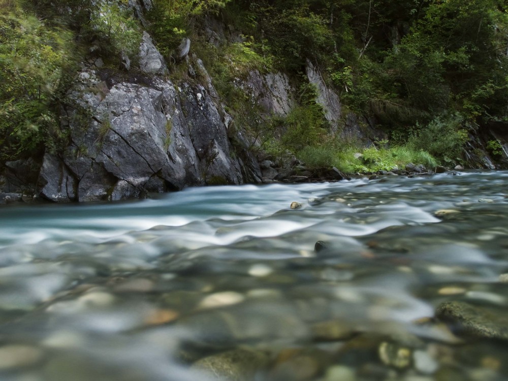 Morgendliche Aufnahme einer Flussrausche