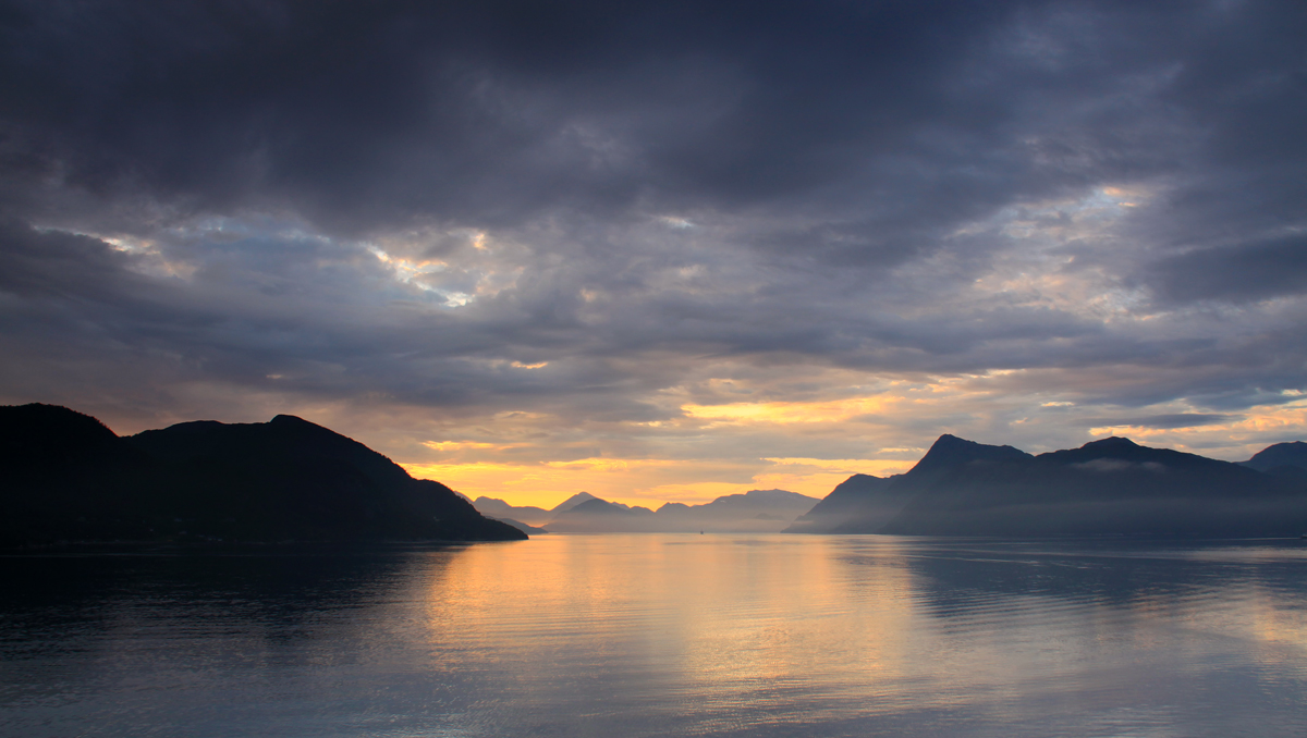 Morgendliche Einfahrt in den Geiranger Fjord