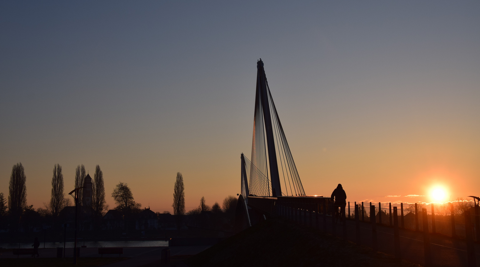 Morgendliche Fahrradtour auf der Passerelle de Deux Rives