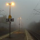 Morgendliche Herbstnebel am Bahnhof