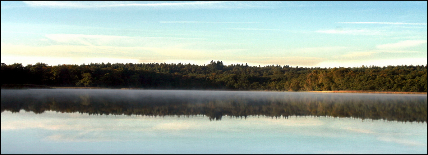 morgendliche Herbststimmung am See