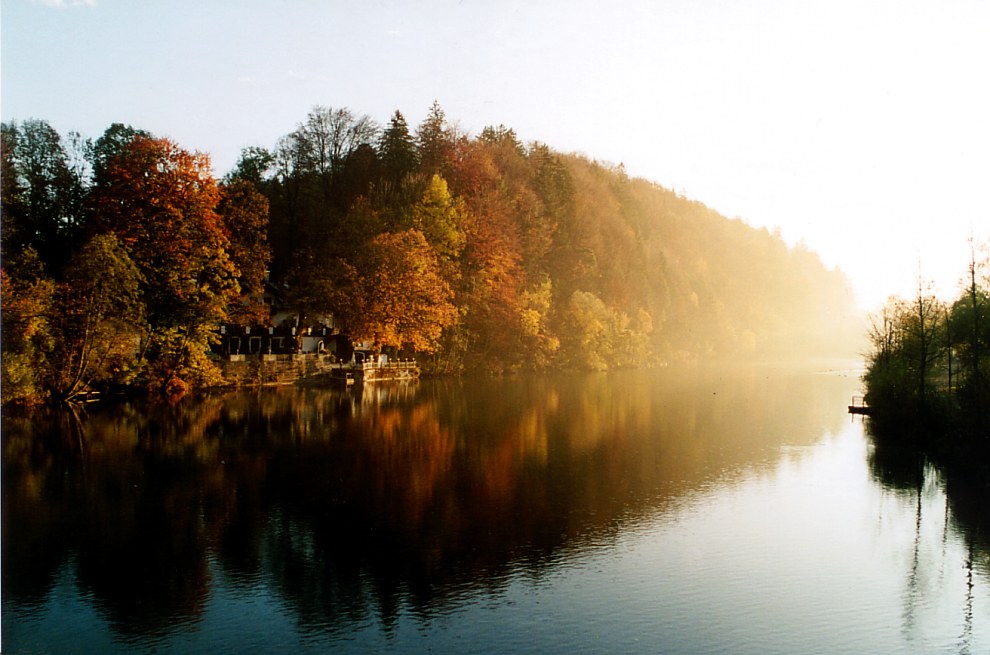 Morgendliche Herbststimmung an der Isar in Tölz