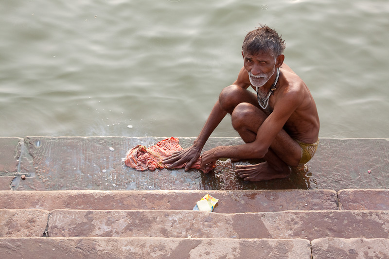 Morgendliche Kleiderwäsche auf den Stufen von Varanasi