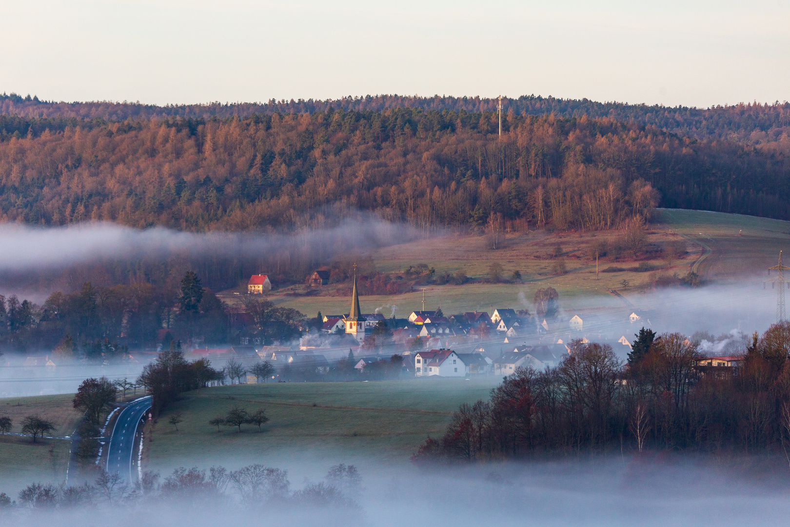 Morgendliche Landschaft im Nebel