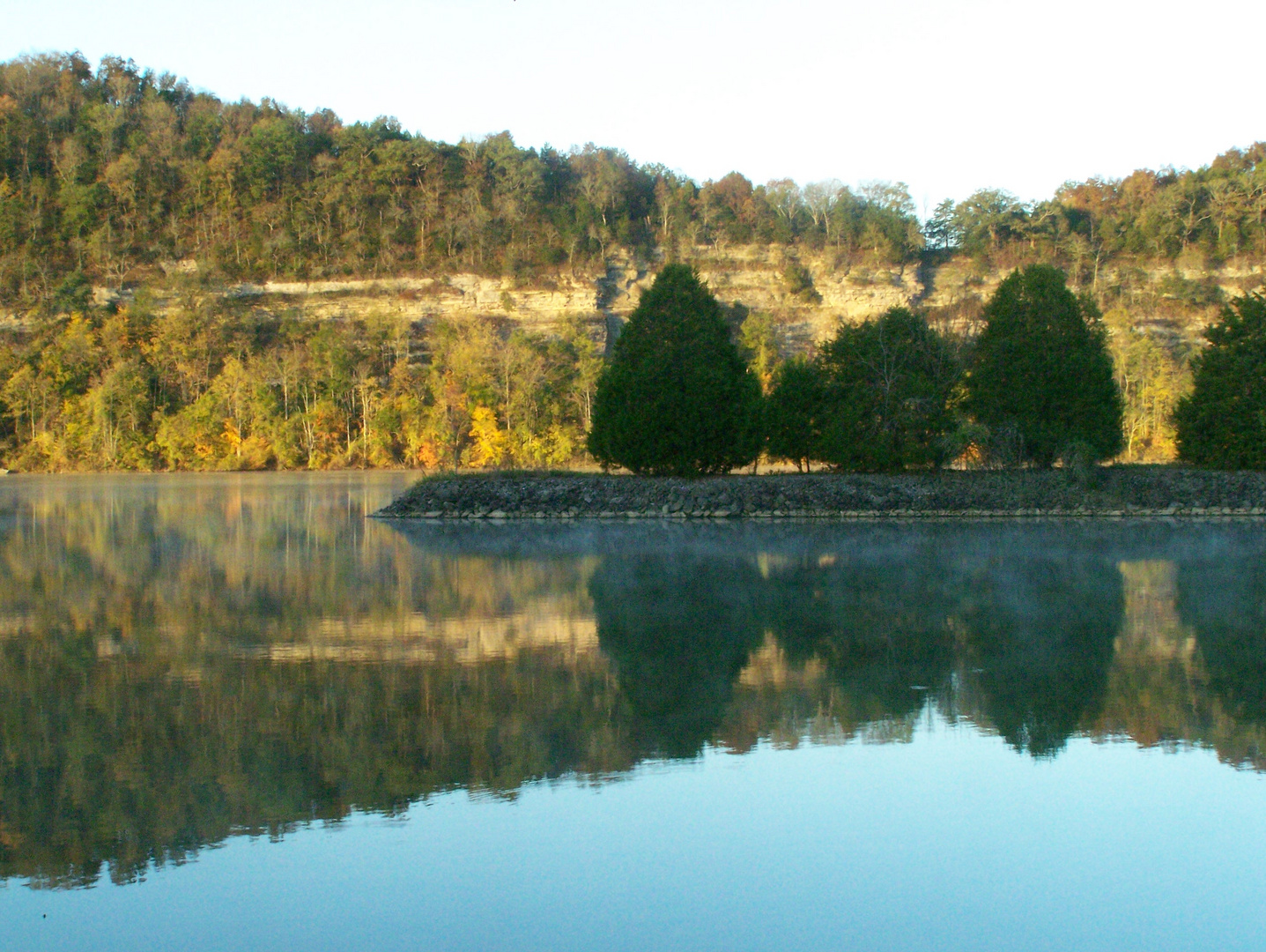 Morgendliche Reflektion am Cordell Hull Lake