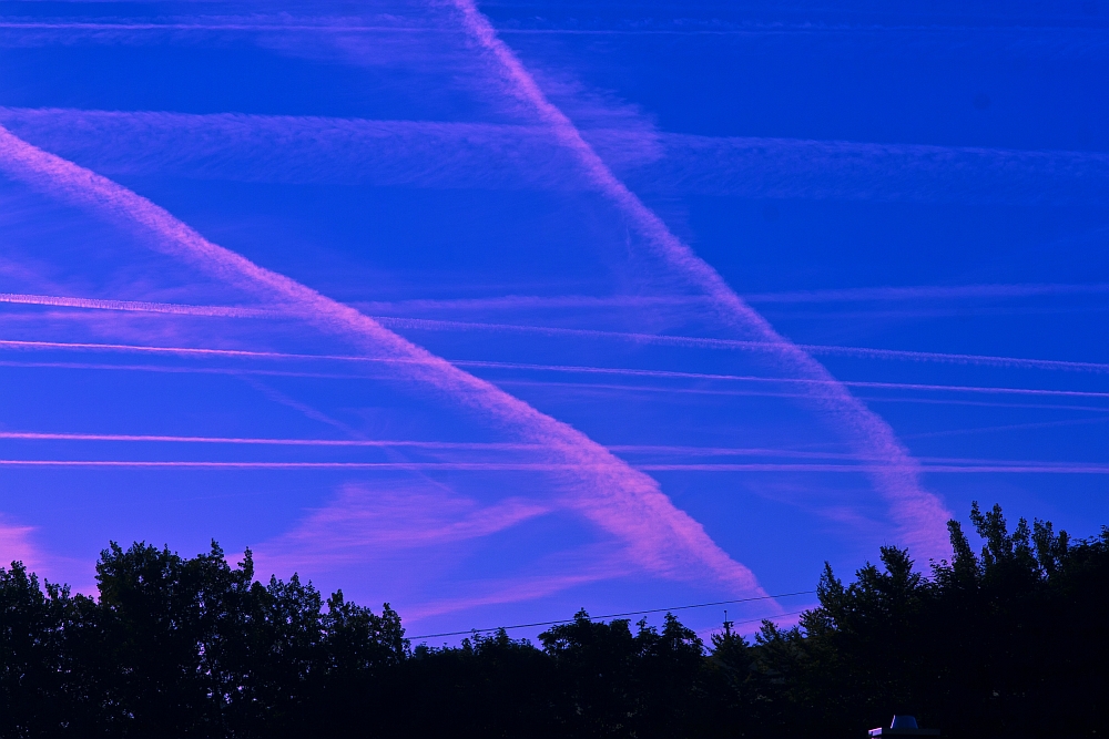 * Morgendliche Rush-Hour am Himmel mit entsprechender Luftverschmutzung *