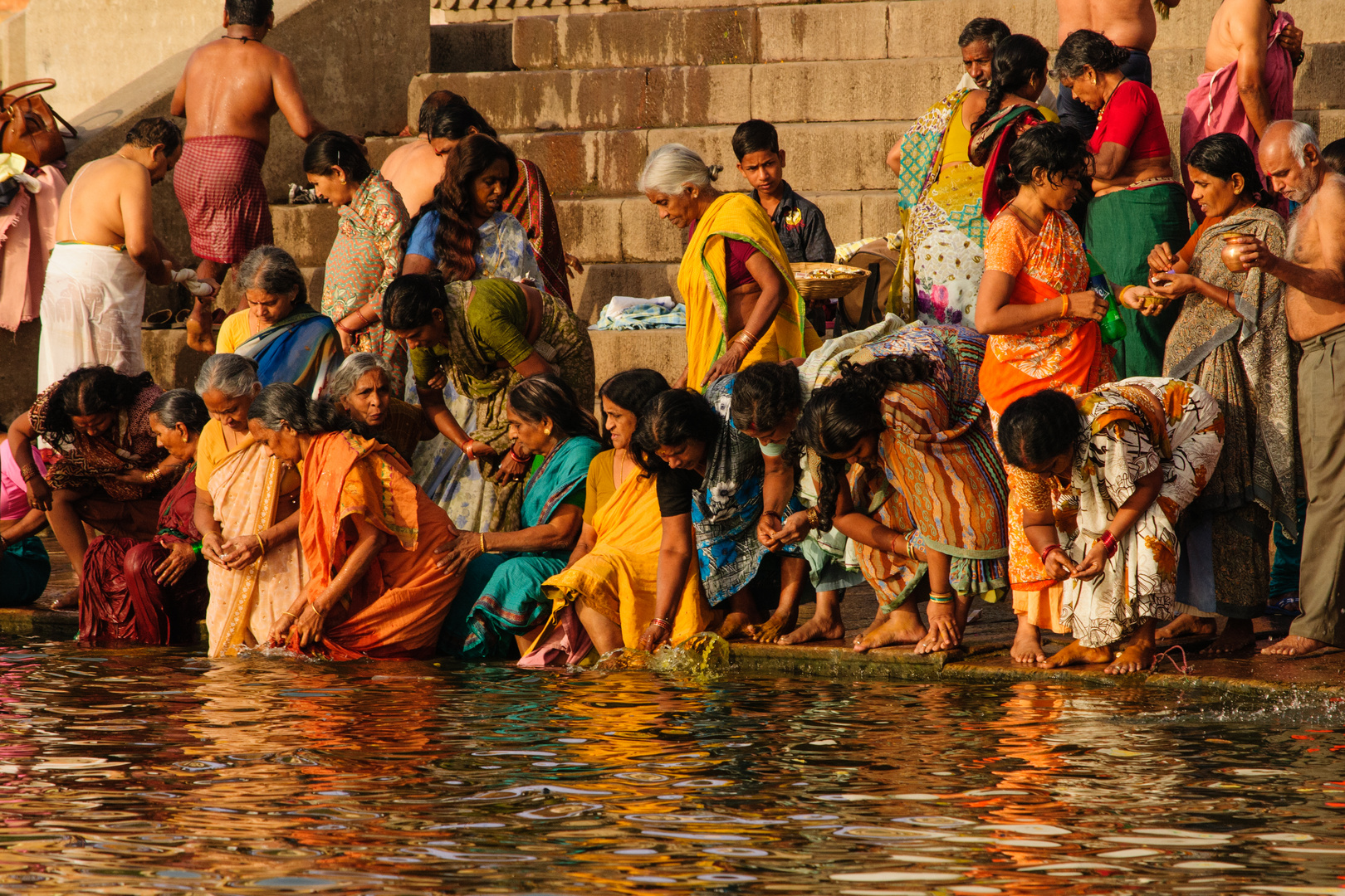 Morgendliche Waschung im Ganges in Varanasi, Indien