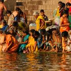 Morgendliche Waschung im Ganges in Varanasi, Indien