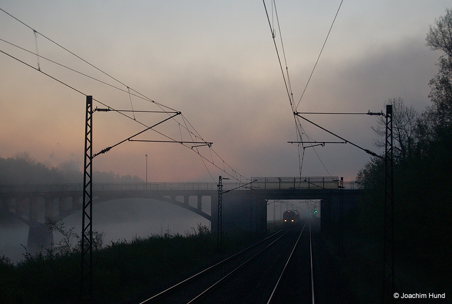 Morgendliche Zugbegegnung an der Donau