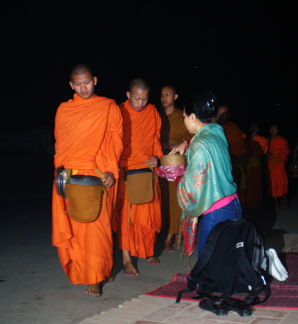 Morgendlicher Bettelgang in Luang Prabang