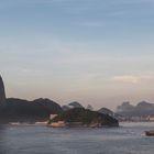 Morgendlicher Blick auf den Zuckerhut und den Corcovado während der Einfahrt in den Hafen von Rio