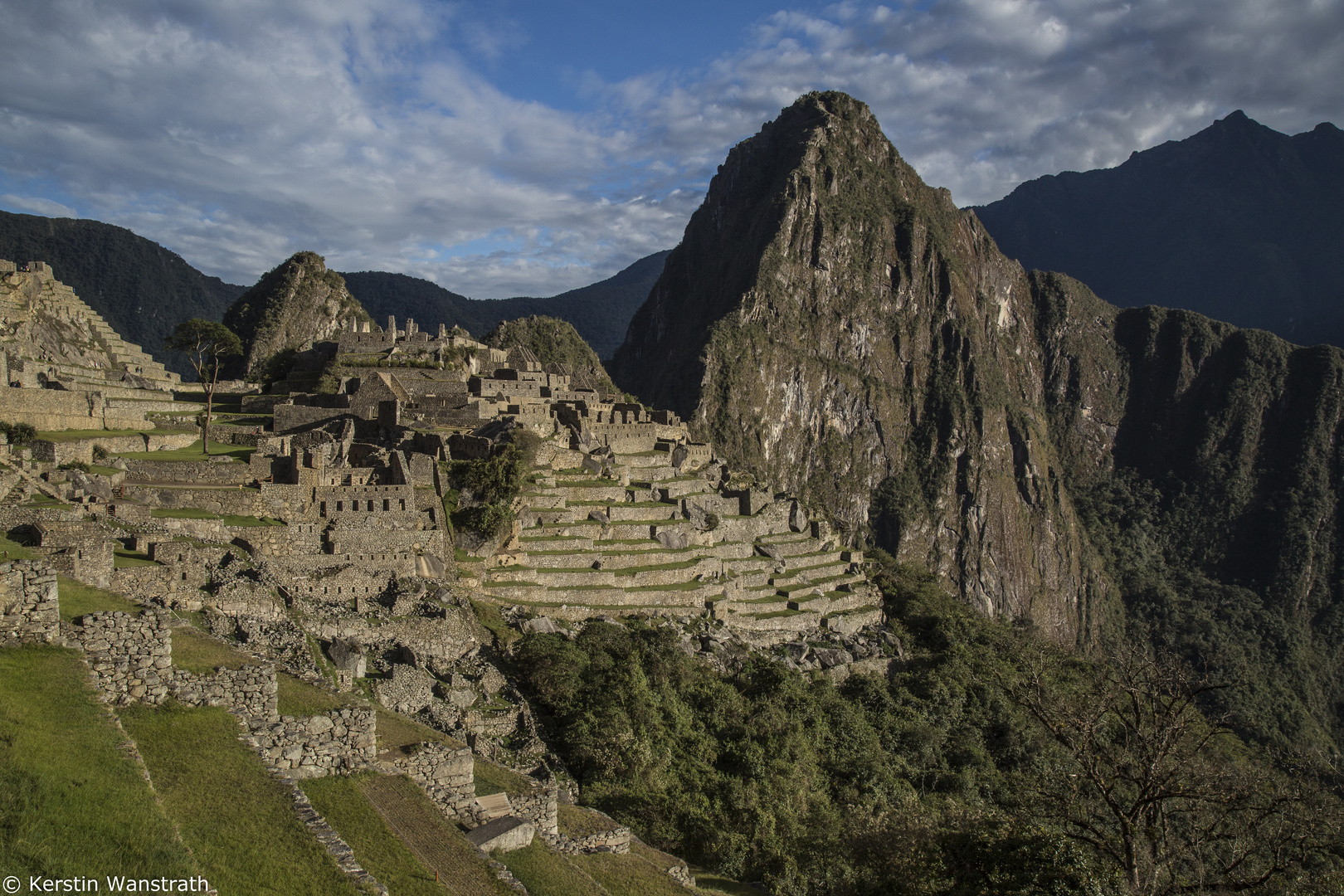 morgendlicher Blick auf die Inka-Ruinen von Machu Picchu in Peru