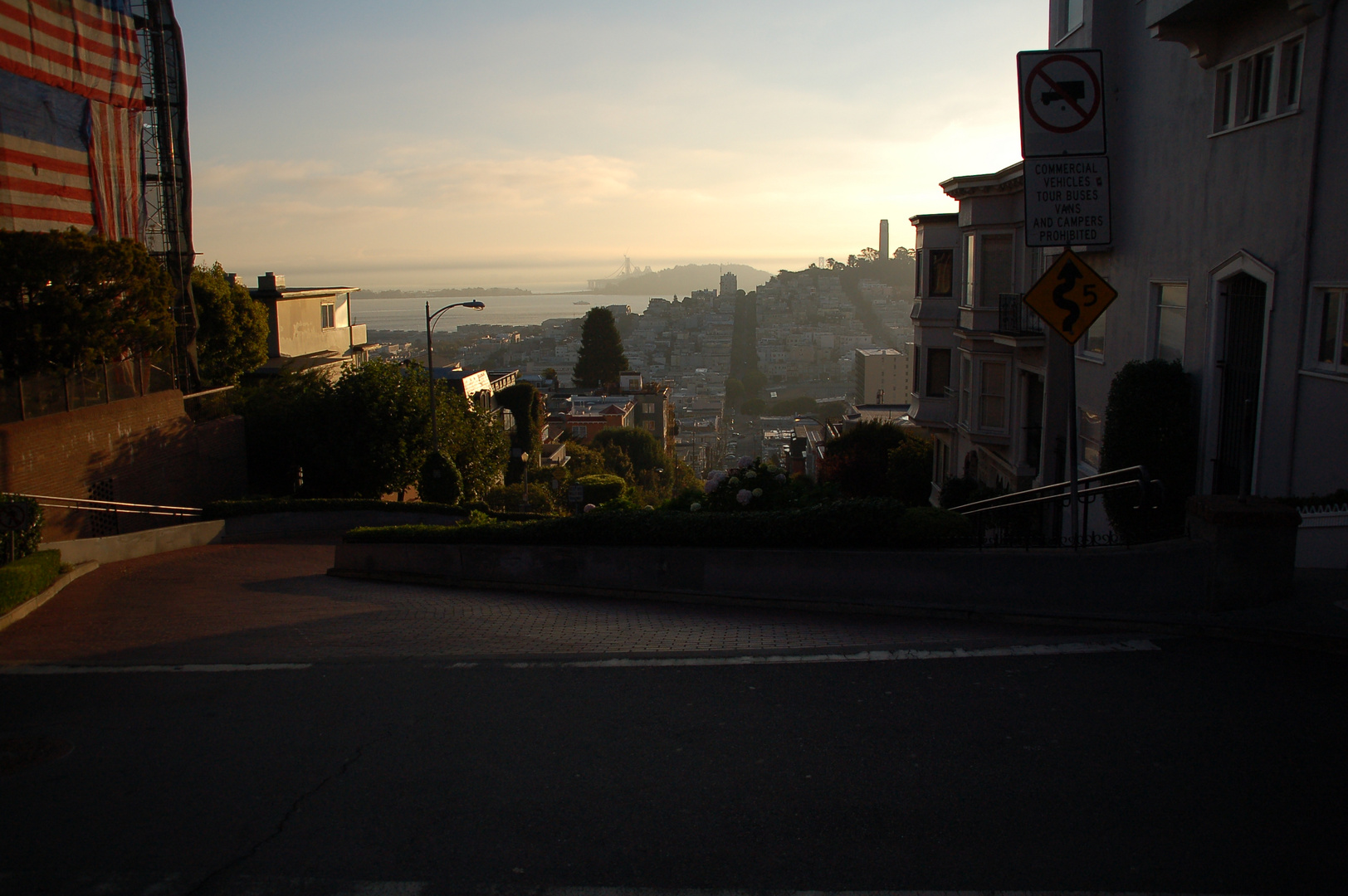 morgendlicher Blick auf die Lombard Street und den Coit-Tower in San Francisco