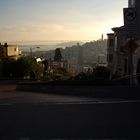 morgendlicher Blick auf die Lombard Street und den Coit-Tower in San Francisco