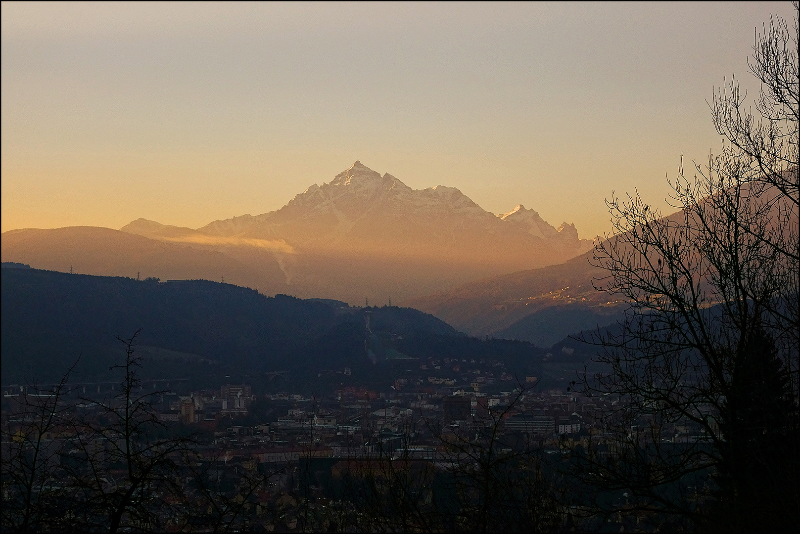 morgendlicher Blick auf Innsbruck mit Serles im Hintergrund