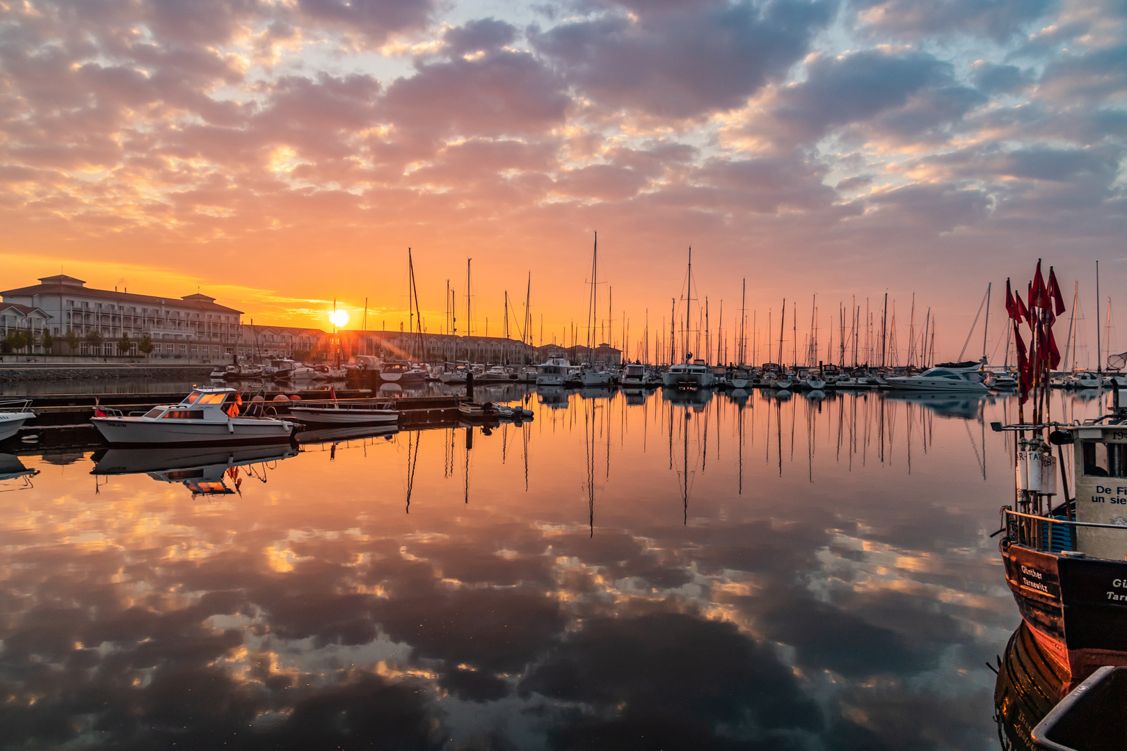 morgendlicher Blick vom Fischereihafen zum Yachthafen der Weißen Wiek