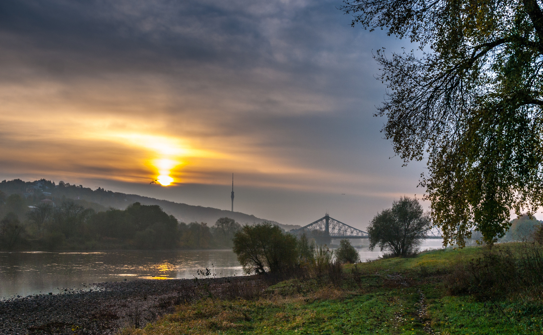 Morgendlicher Herbstnebel am Blauen Wunder