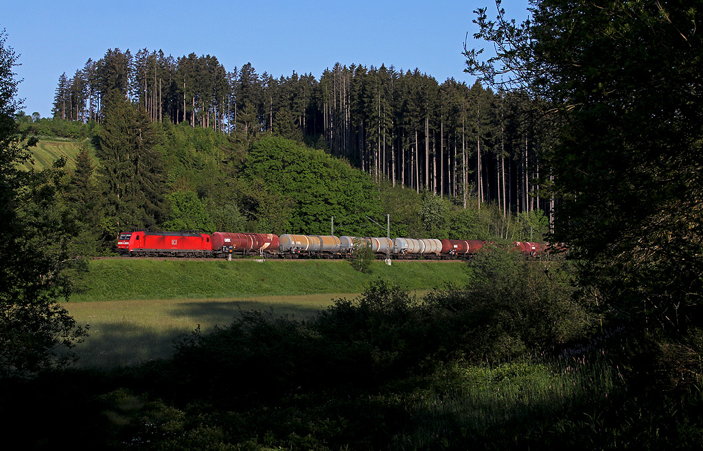 Morgendlicher Kesselwagenzug