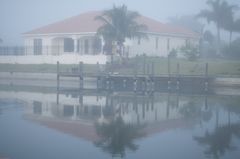 Morgendlicher Nebel auf dem Kanal