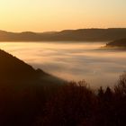 Morgendlicher Nebel im Pfälzer Wald, fotografiert von der Burg Lemberg