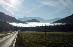 Morgendlicher Nebel in den Alpen