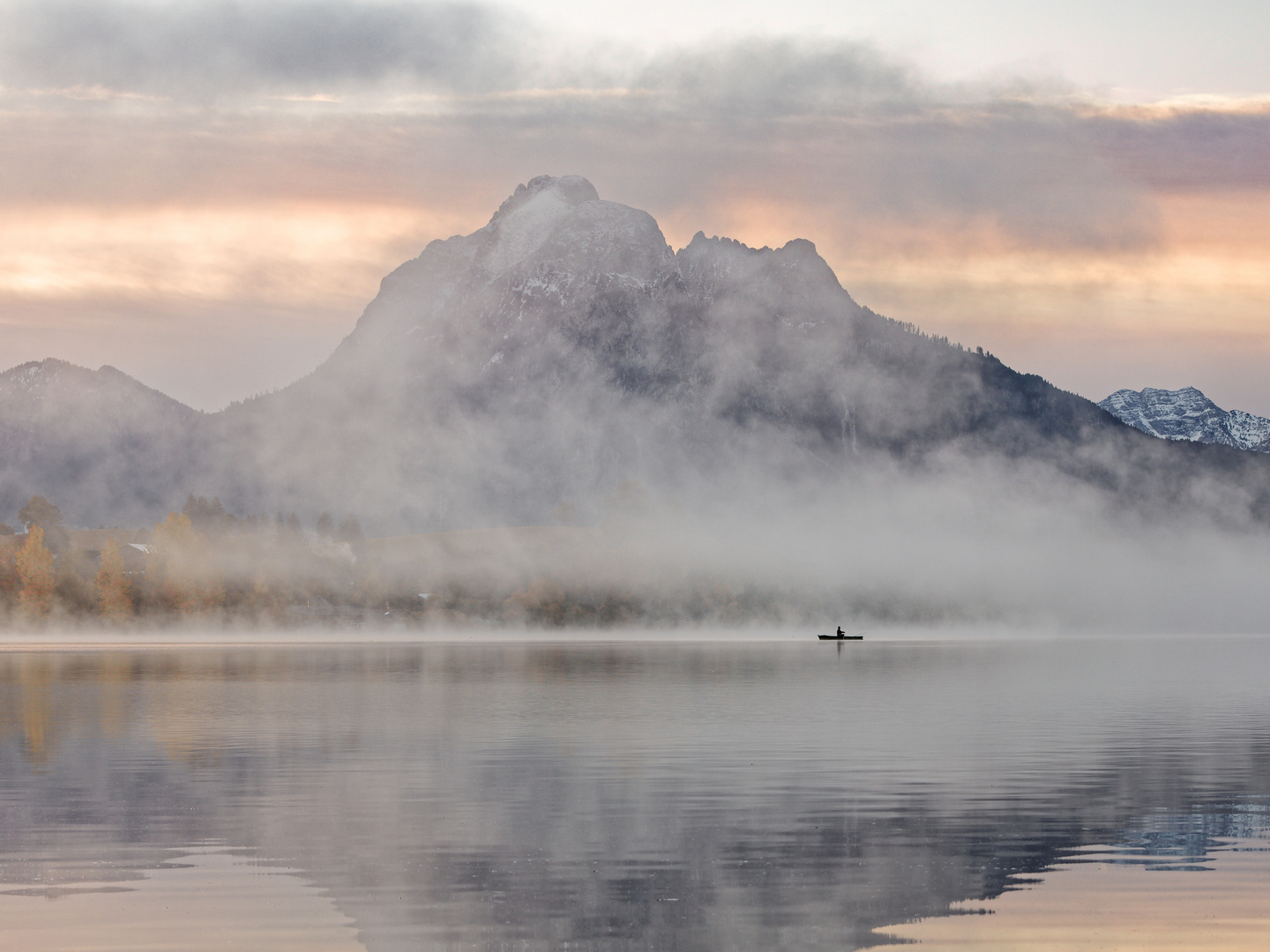 Morgendlicher Nebel über dem Hopfensee. Hopfen am See, 2021.