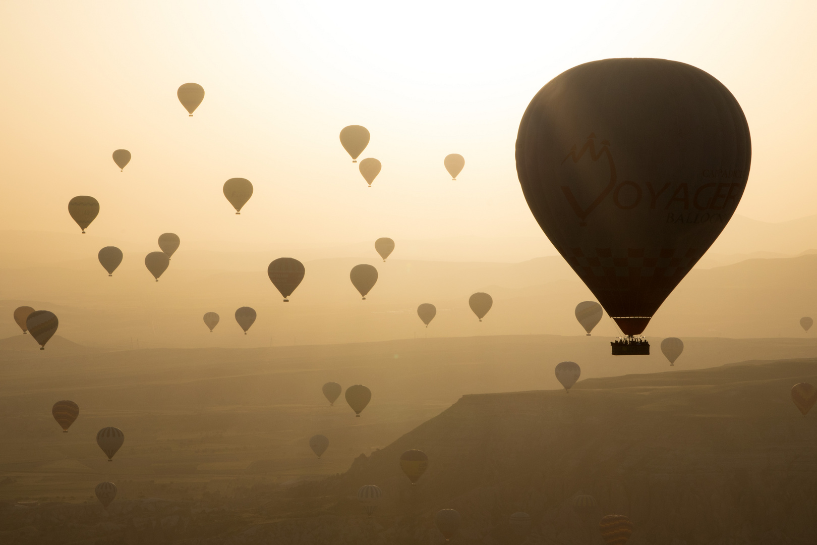 Morgendlicher Start der Heißluftballons über Kappadokien