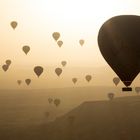 Morgendlicher Start der Heißluftballons über Kappadokien