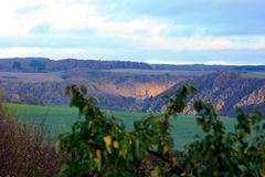 Morgendliches Glühen hinter Burg Maus