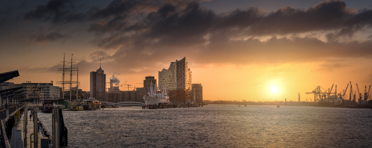 Morgendliches Panorama von der Hafencity/Landungsbrücken/Speicherstadt inkl. der Elbphilharmonie 