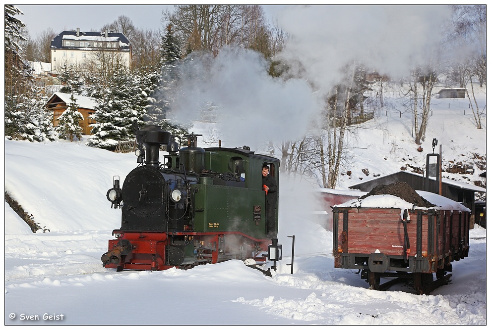Morgendliches Rangieren auf dem verschneiten Jöhstadter Bahnhof