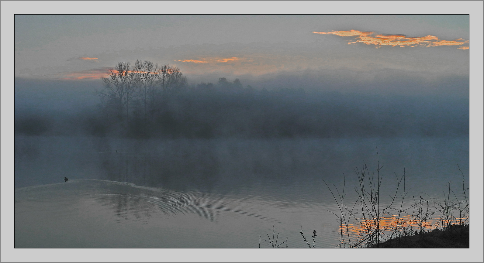 Morgendunst steigt vom See auf   . . .