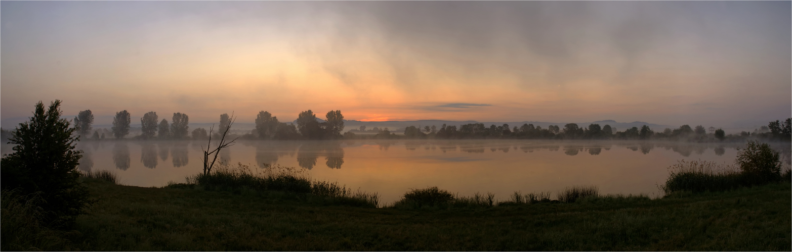 Morgendunst über dem See